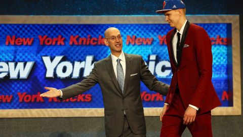 Porzingis junto al comisionado de la NBA, Adam Silver.