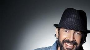 Con esta cara de inocencia, cualquier estaría dispuesto a votar por el cantautor Juan Luis Guerra.