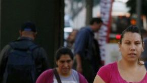 Latinos en el centro de Los Ángeles. Foto: Emilio Flores/La Opinion