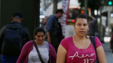 Latinos en el centro de Los Ángeles. Foto: Emilio Flores/La Opinion