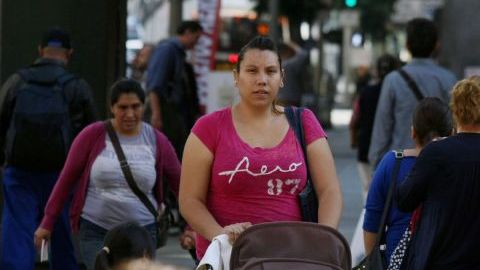 Latinos en el centro de Los Ángeles. Foto: Emilio Flores/La Opinion