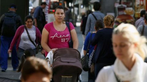 Latinos en el centro de Los Ángeles. Foto: Emilio Flores/La Opinion