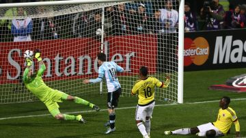 Messi ya corría a gritar su gol, pero Ospina de manera providencial metió su mano y realizó el paradón de la Copa América.