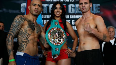 Miguel Cotto y Daniel Geale posan tras la ceremonia de pesaje para su pelea de hoy. / FOTO: Will Hart-HBO