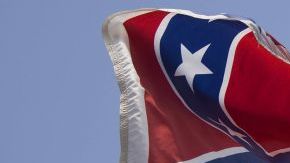 Retiran la bandera confederada del Capitolio en Carolina del Sur.