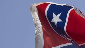 Retiran la bandera confederada del Capitolio en Carolina del Sur.