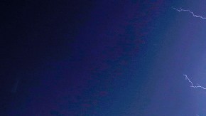 Un relámpago durante la tormenta en Joliet, Illinois, que causó destrozos en varias zonas del estado.