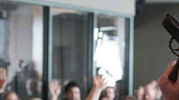 Un instructor de armas  ofrece entrenamiento gratis a maestros en West Valley Utah.