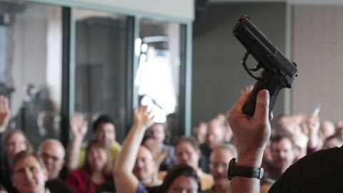 Un instructor de armas  ofrece entrenamiento gratis a maestros en West Valley Utah.
