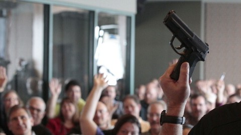 Un instructor de armas  ofrece entrenamiento gratis a maestros en West Valley Utah.