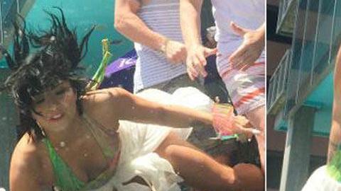 Luego del incidente aprovechó para lanzarse a la piscina.