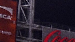 Mike Trout posa con su trofeo de "MVP" del Juego de Estrellas en el estadio de los Rojos. Una joya más para su galería personal.