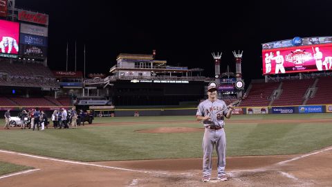 Mike Trout posa con su trofeo de "MVP" del Juego de Estrellas en el estadio de los Rojos. Una joya más para su galería personal.