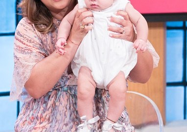 Adamari López y su hija en el set de 'Un nuevo día'.