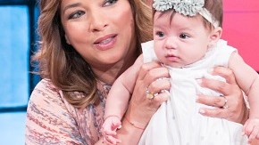 Adamari López y su hija en el set de 'Un nuevo día'.