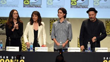 De izq. a der., los actores Alycia Debnam-Carey, Elizabeth Rodriguez, Lorenzo James Henrie y Ruben Blades en el panel de 'Fear the Walking Dead' de Comic-Con International 2015.