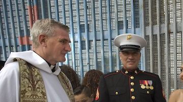 PAREJA SE SOBREPONE A DEPORTACIÓN Y SE CASAN EN MURO FRONTERIZO DE EEUU-MÉXICO