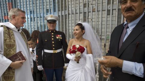 PAREJA SE SOBREPONE A DEPORTACIÓN Y SE CASAN EN MURO FRONTERIZO DE EEUU-MÉXICO