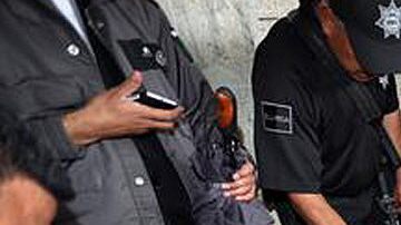 La procuradora mexicana Areli Gómez González ( 2-i) observando la salida del túnel por donde se fugo el narcotraficante.