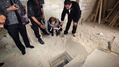 La procuradora mexicana Areli Gómez González ( 2-i) observando la salida del túnel por donde se fugo el narcotraficante.