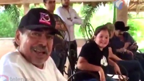 El cantante lució sonriente al lado de sus invitados.