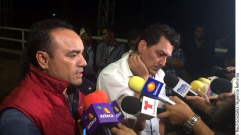 Federico Figueroa y José Manuel Figueroa, hermano e hijo de Joan Sebastian, durante su encuentro con los medios tras la muerte del cantante.