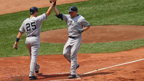 Brian McCann lega al home tras conectar su jonrón.