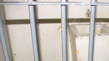 Al fondo, de lado derecho, la cama donde dormía el capo. Al centro, el lavabo y, a la izquierda,  la letrina.