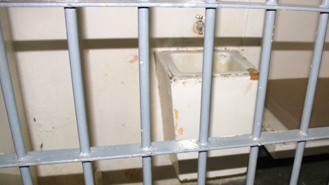 Al fondo, de lado derecho, la cama donde dormía el capo. Al centro, el lavabo y, a la izquierda,  la letrina.