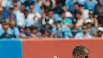 Andoni Iraola (dcha) hizo su debut con el NYCFC en el Yankee Stadium.