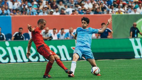 Andoni Iraola (dcha) hizo su debut con el NYCFC en el Yankee Stadium.