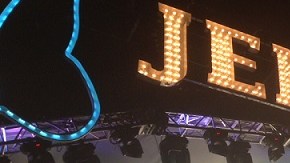 Con un letrero de luces alusivo a la homenajeada Jenni Rivera, Gaby Spanic dejó el escenario.