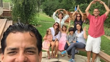 Jorge Viera celebrando el 4 de Julio con familia y amigos en Ohio.