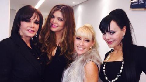 Lucía Méndez, Ana Bárbara, Yuri y Maribel Guardia se tomaron una foto durante los servicios fúnebres.