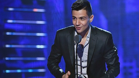 Luis Coronel no puede ocultar su sonrisa al recibir uno de los cuatro galardones que ganó durante 'Premios Juventud 2015'.