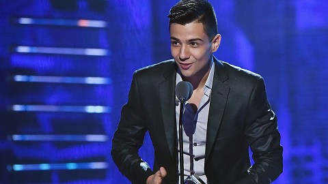 Luis Coronel no puede ocultar su sonrisa al recibir uno de los cuatro galardones que ganó durante 'Premios Juventud 2015'.