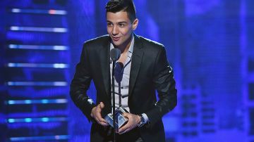 Luis Coronel no puede ocultar su sonrisa al recibir uno de los cuatro galardones que ganó durante 'Premios Juventud 2015'.