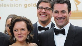 De izq. a der., el elenco y equipo de 'Mad Men' conformado por Elisabeth Moss, Jon Hamm, Matthew Weiner y Christina Hendricks.