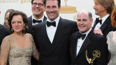 De izq. a der., el elenco y equipo de 'Mad Men' conformado por Elisabeth Moss, Jon Hamm, Matthew Weiner y Christina Hendricks.