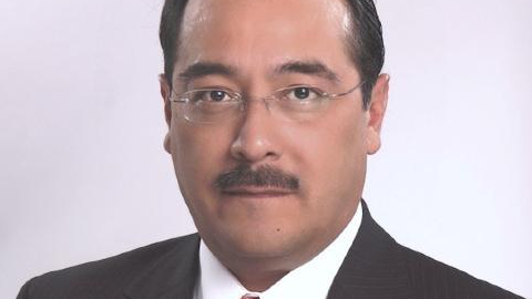 Él es el extrovertido presentador mexicano Marcos Martínez Soriano.