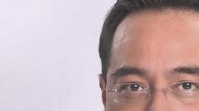 Él es el extrovertido presentador mexicano Marcos Martínez Soriano.