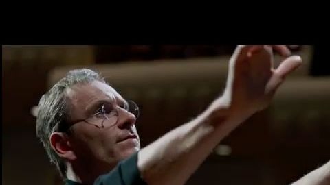 El filme se centra en la actitud arrogante de Jobs frente a su equipo de trabajo.