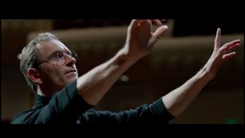 El filme se centra en la actitud arrogante de Jobs frente a su equipo de trabajo.