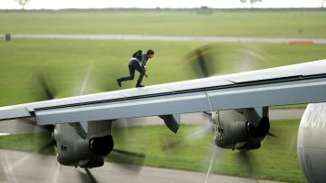 Tom Cruise, y no un doble, antes de agarrarse a la puerta de un avión en 'Mission: Impossible. Rogue Nation'.