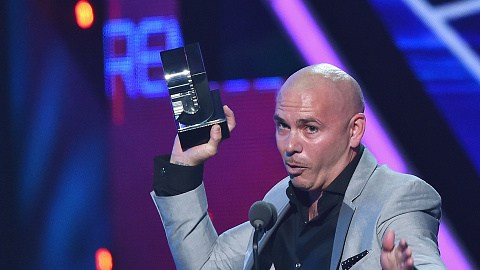 Pitbull aprovechó sus minutos en el escenario para hablar de Donald Trump y hasta "El Chapo" Guzmán.