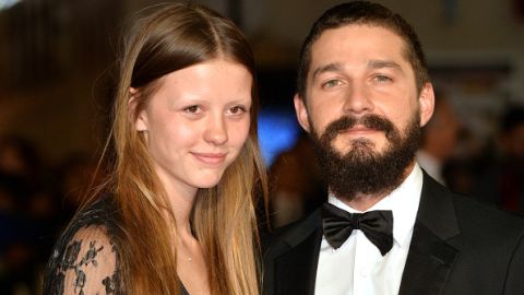 Shia LaBeouf y su novia Mia Goth en momentos más agradables.