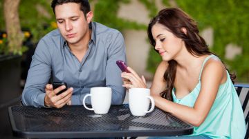 Una buena manera de arruinar una primera cita es  pasar toda la noche chequeando tu teléfono.