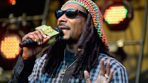 El rapero Snoop Dogg tiene nuevamente problemas con la ley pero ahora en Europa.