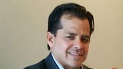 Michael Brown (dcha.) con  dos ejemplos de su obra y Jorge Viera.