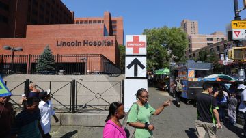 Alcalde Bill de Blasio ofreció una conferencia en el Hospital Lincoln en el Sur de El Bronx sobre la enfermedad del Legionario.